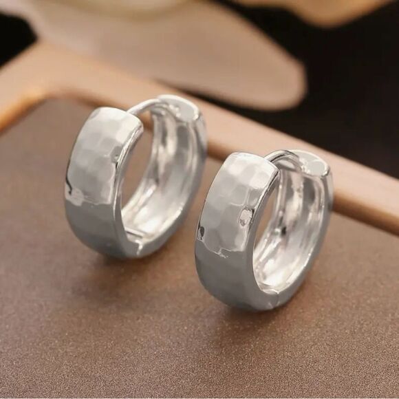 🩶 NEW Hammered silver wide hoop earrings 🩶 - Picture 5 of 5